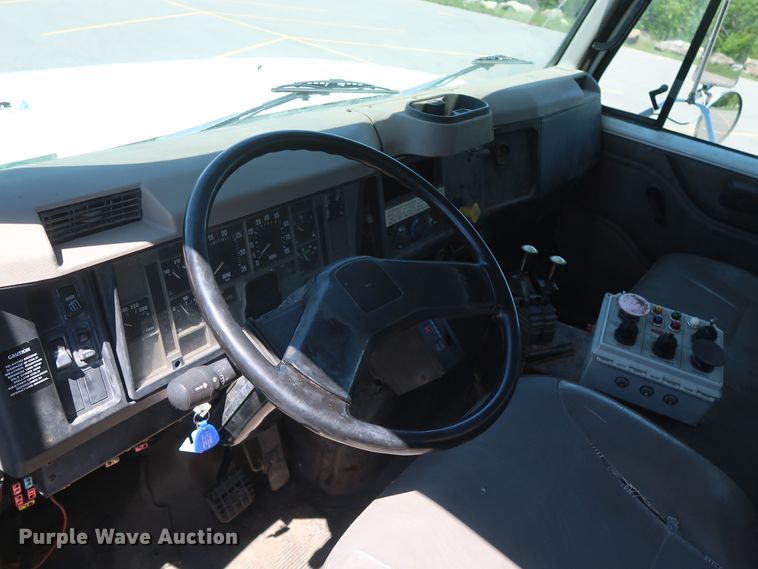 image for item GS9837 2001 International 4900 Impac refuse truck