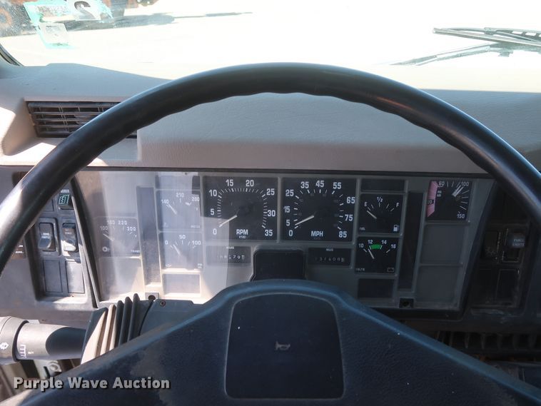 image for item GS9837 2001 International 4900 Impac refuse truck