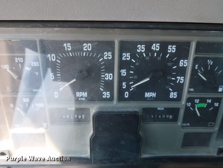 image for item GS9837 2001 International 4900 Impac refuse truck