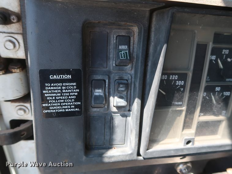 image for item GS9837 2001 International 4900 Impac refuse truck