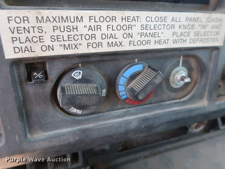 image for item GS9837 2001 International 4900 Impac refuse truck