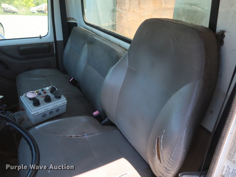 image for item GS9837 2001 International 4900 Impac refuse truck