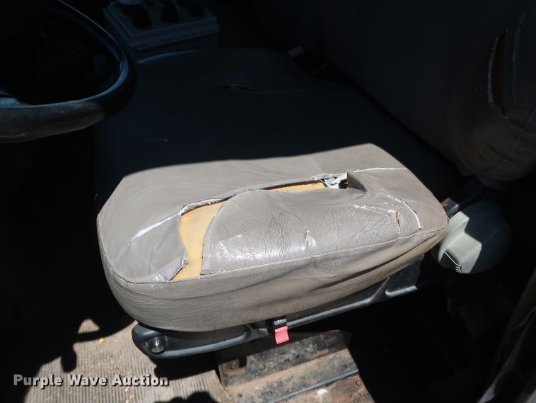 image for item GS9837 2001 International 4900 Impac refuse truck