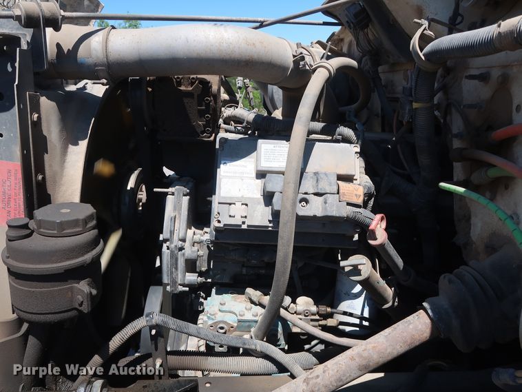 image for item GS9837 2001 International 4900 Impac refuse truck