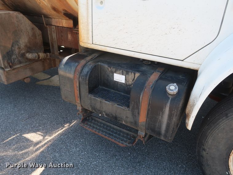 image for item GS9837 2001 International 4900 Impac refuse truck