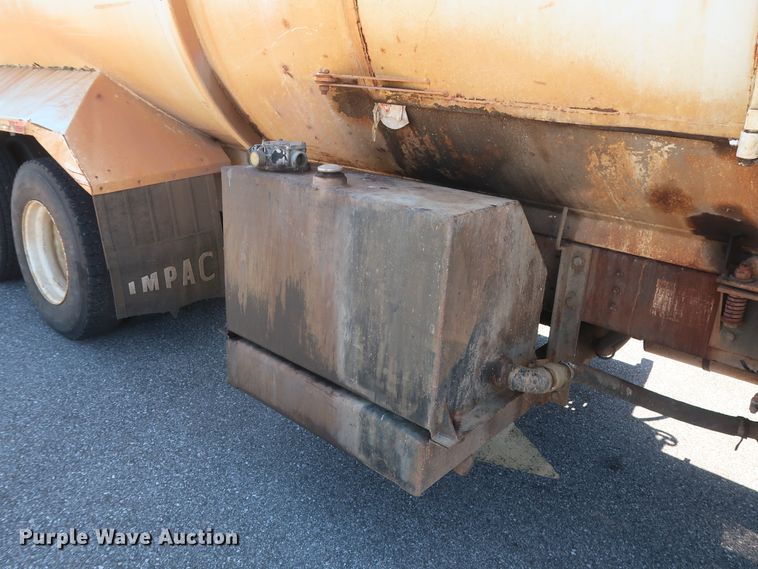 image for item GS9837 2001 International 4900 Impac refuse truck