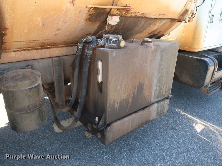 image for item GS9837 2001 International 4900 Impac refuse truck