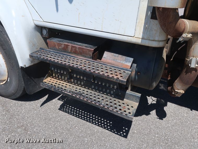 image for item GS9837 2001 International 4900 Impac refuse truck