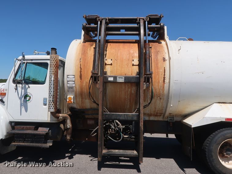 image for item GS9837 2001 International 4900 Impac refuse truck