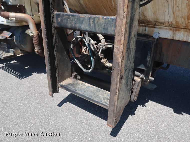 image for item GS9837 2001 International 4900 Impac refuse truck