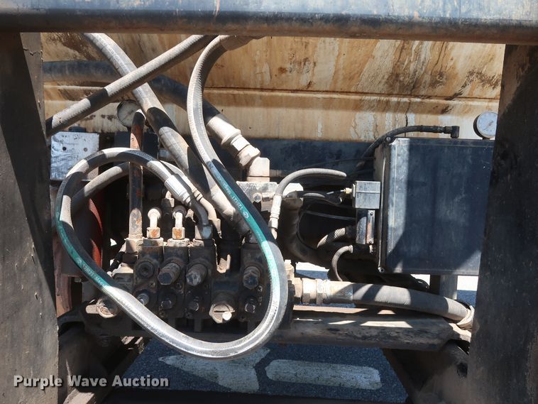 image for item GS9837 2001 International 4900 Impac refuse truck