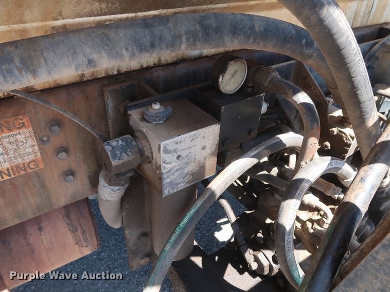 image for item GS9837 2001 International 4900 Impac refuse truck