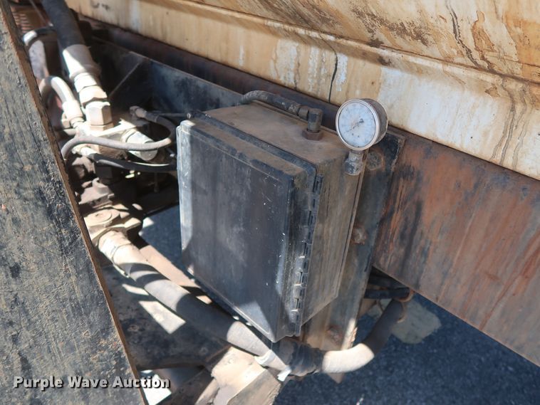 image for item GS9837 2001 International 4900 Impac refuse truck