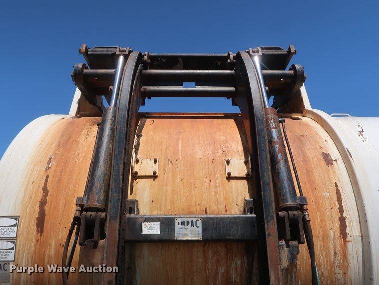 image for item GS9837 2001 International 4900 Impac refuse truck