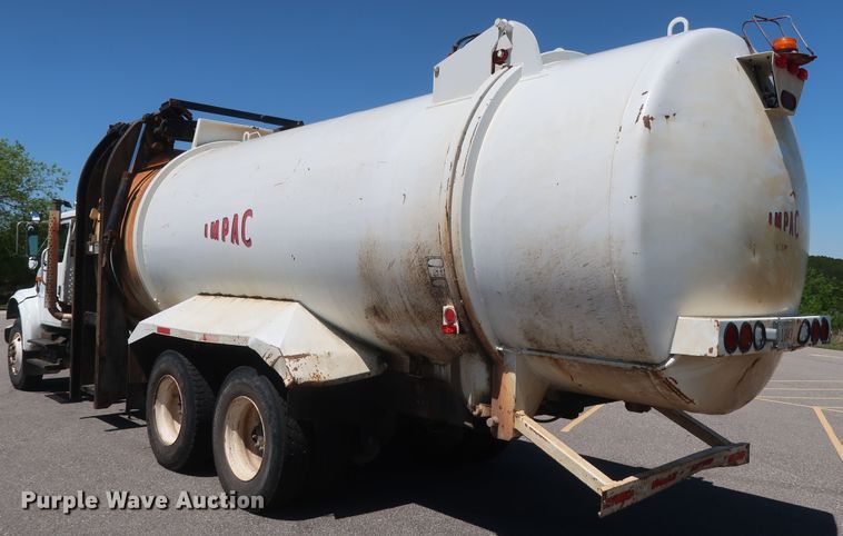 image for item GS9837 2001 International 4900 Impac refuse truck