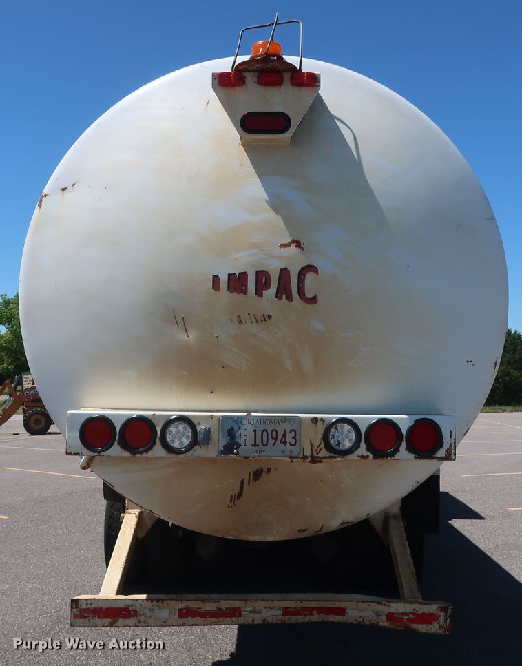 image for item GS9837 2001 International 4900 Impac refuse truck