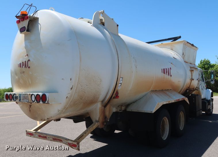 image for item GS9837 2001 International 4900 Impac refuse truck