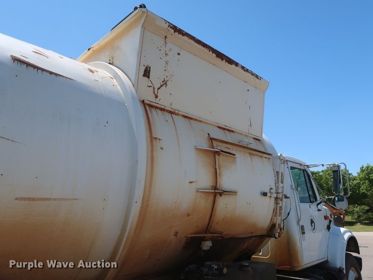 image for item GS9837 2001 International 4900 Impac refuse truck