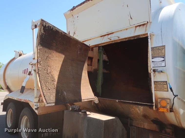image for item GS9837 2001 International 4900 Impac refuse truck