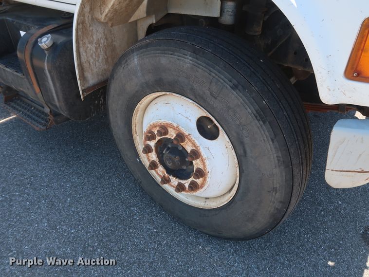 image for item GS9837 2001 International 4900 Impac refuse truck