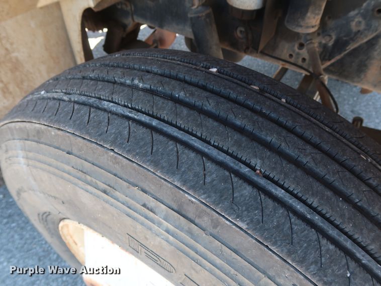 image for item GS9837 2001 International 4900 Impac refuse truck