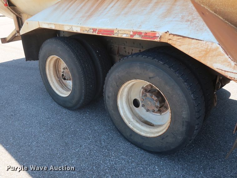 image for item GS9837 2001 International 4900 Impac refuse truck