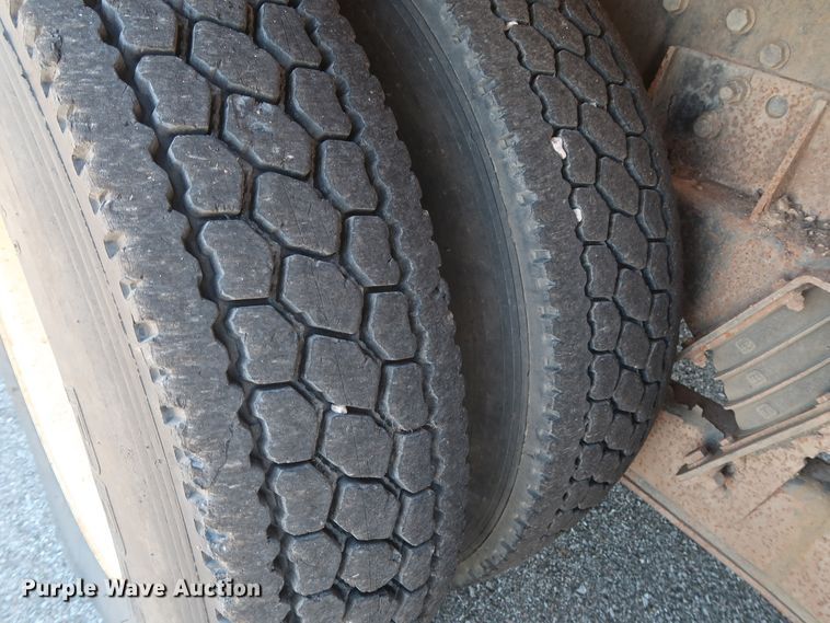 image for item GS9837 2001 International 4900 Impac refuse truck