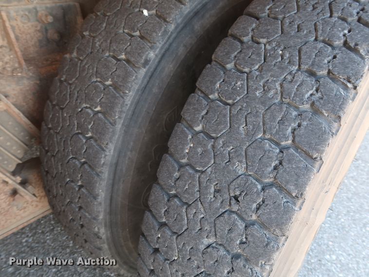 image for item GS9837 2001 International 4900 Impac refuse truck