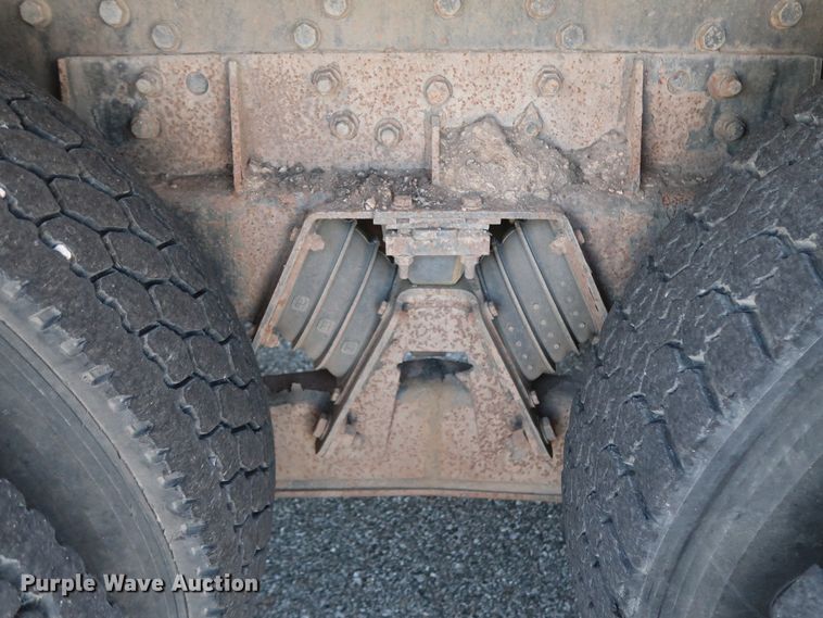 image for item GS9837 2001 International 4900 Impac refuse truck