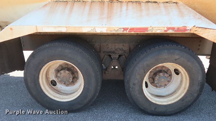 image for item GS9837 2001 International 4900 Impac refuse truck