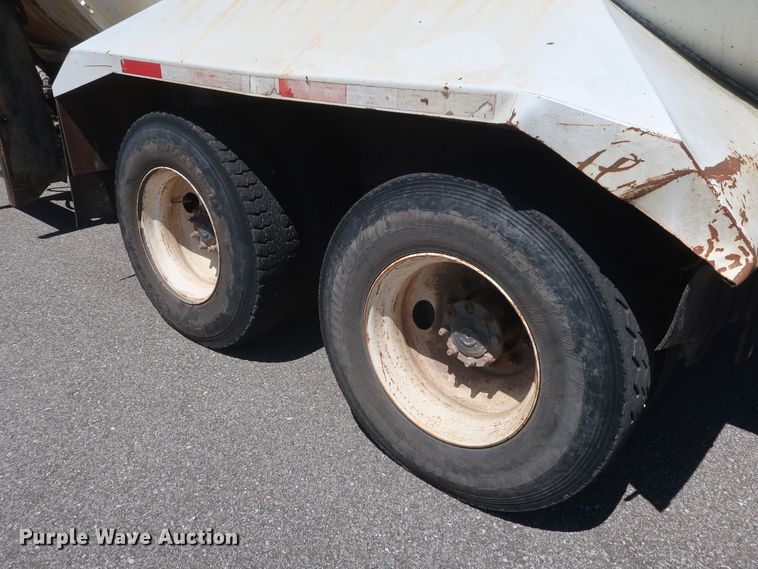 image for item GS9837 2001 International 4900 Impac refuse truck