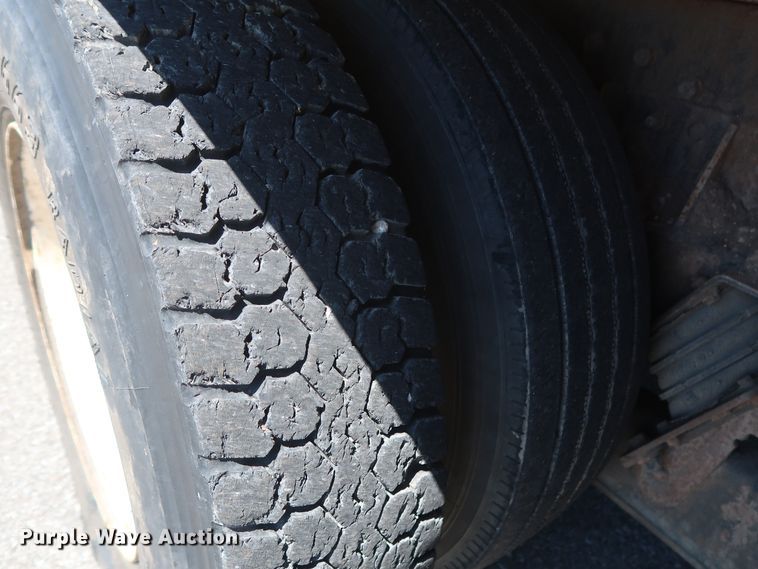 image for item GS9837 2001 International 4900 Impac refuse truck