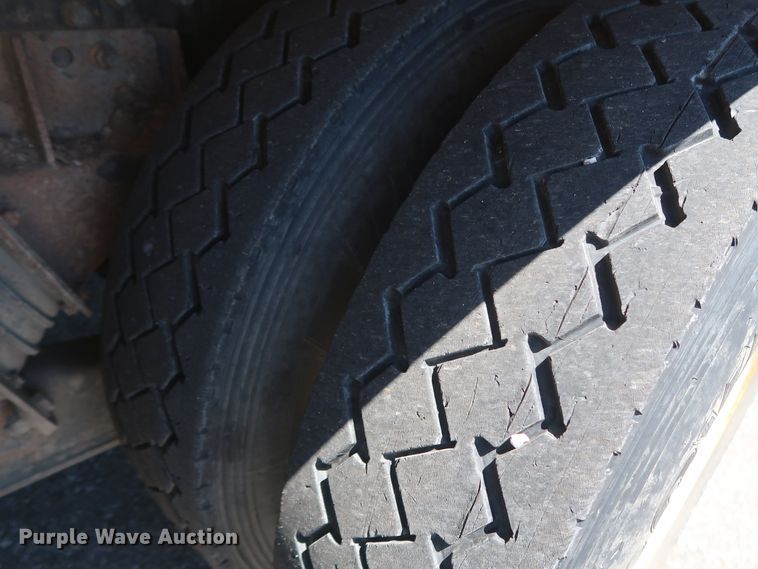 image for item GS9837 2001 International 4900 Impac refuse truck