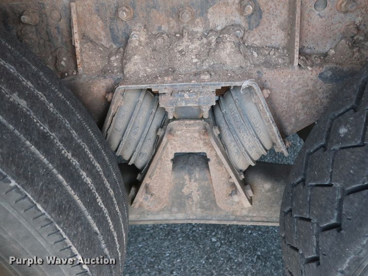 image for item GS9837 2001 International 4900 Impac refuse truck