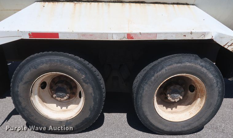 image for item GS9837 2001 International 4900 Impac refuse truck