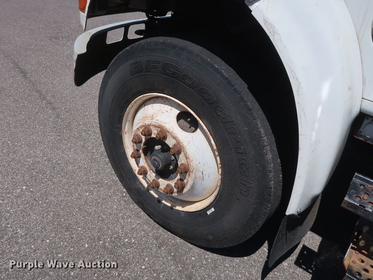 image for item GS9837 2001 International 4900 Impac refuse truck