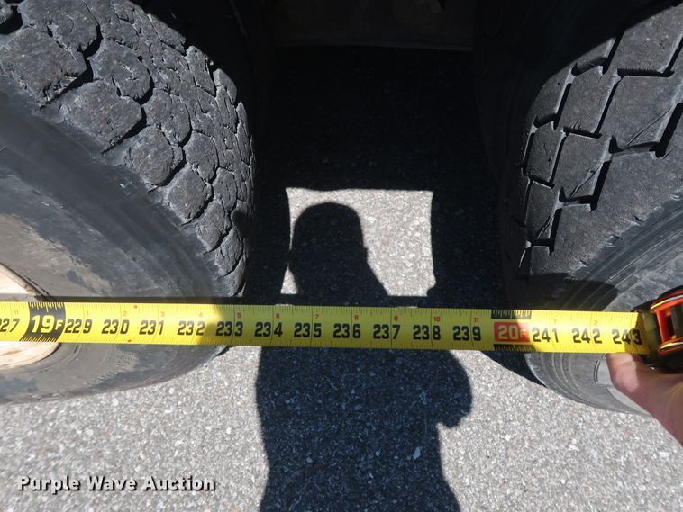 image for item GS9837 2001 International 4900 Impac refuse truck