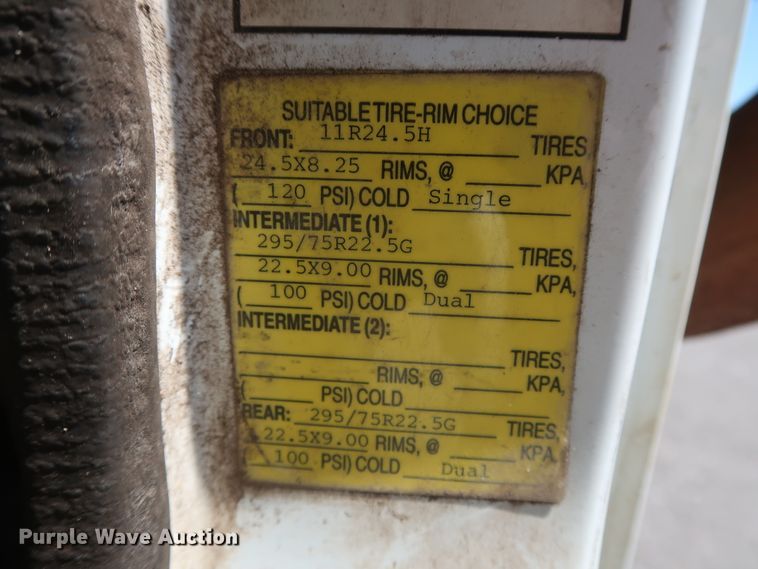 image for item GS9837 2001 International 4900 Impac refuse truck