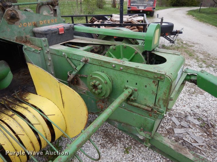 image for item DF6055 John Deere 214T small square baler