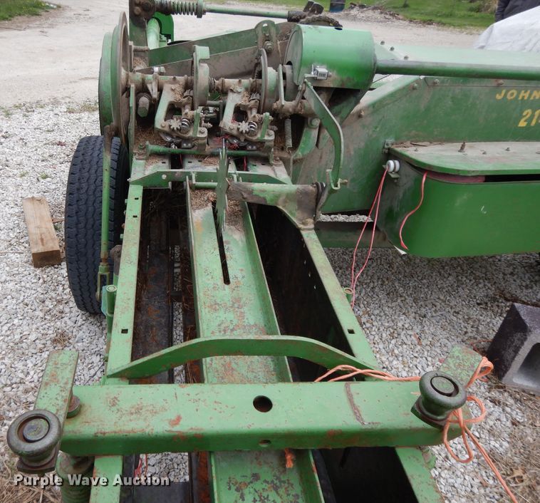 image for item DF6055 John Deere 214T small square baler