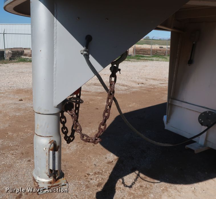 image for item DG7136 2000 Sooner Revolution livestock trailer