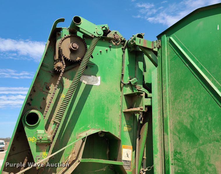 image for item DG7705 John Deere 566 round baler