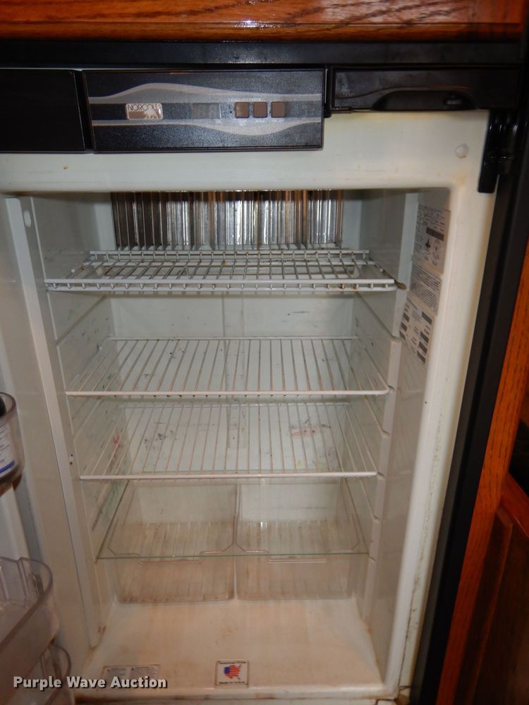 image for item DH3727 2006 Platinum horse trailer