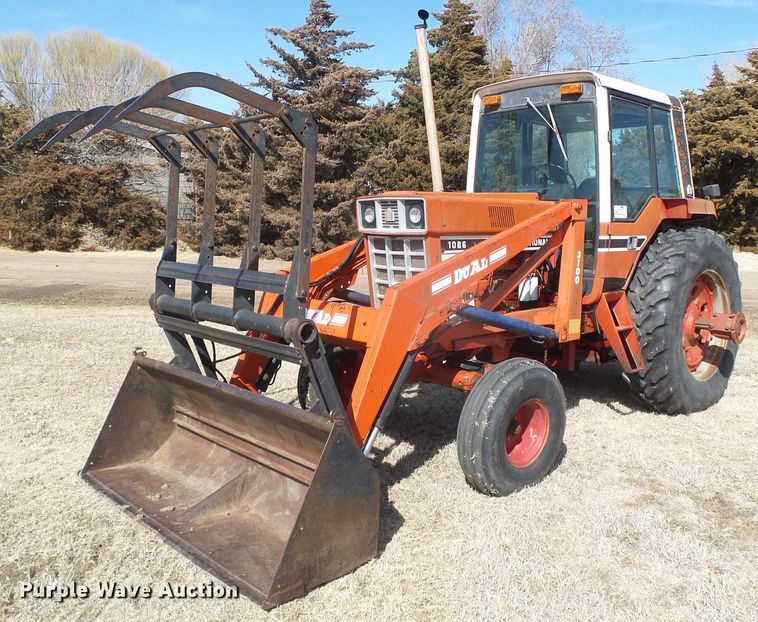 image for item DH4813 1977 International 1086 tractor