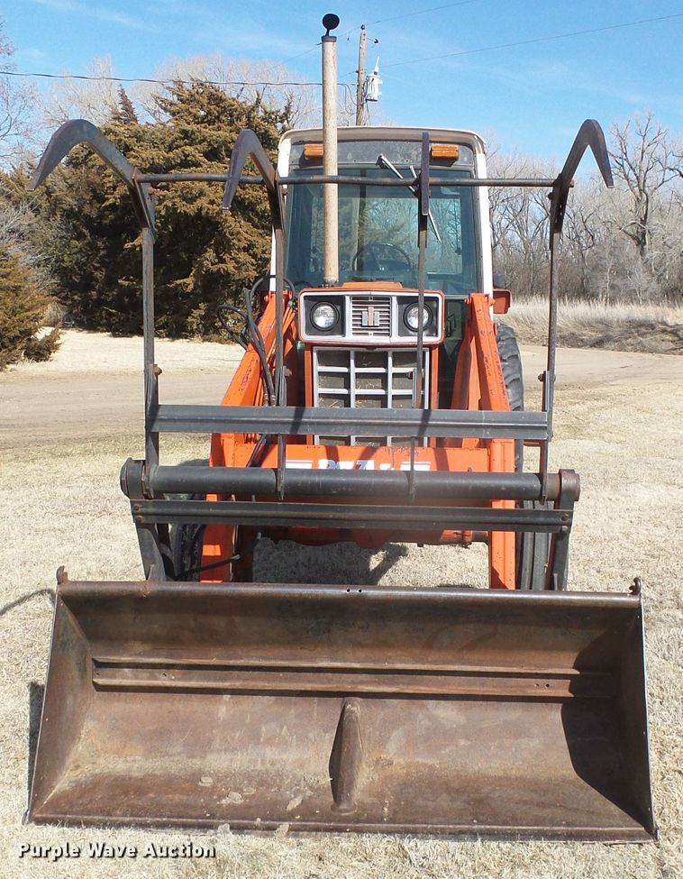 image for item DH4813 1977 International 1086 tractor