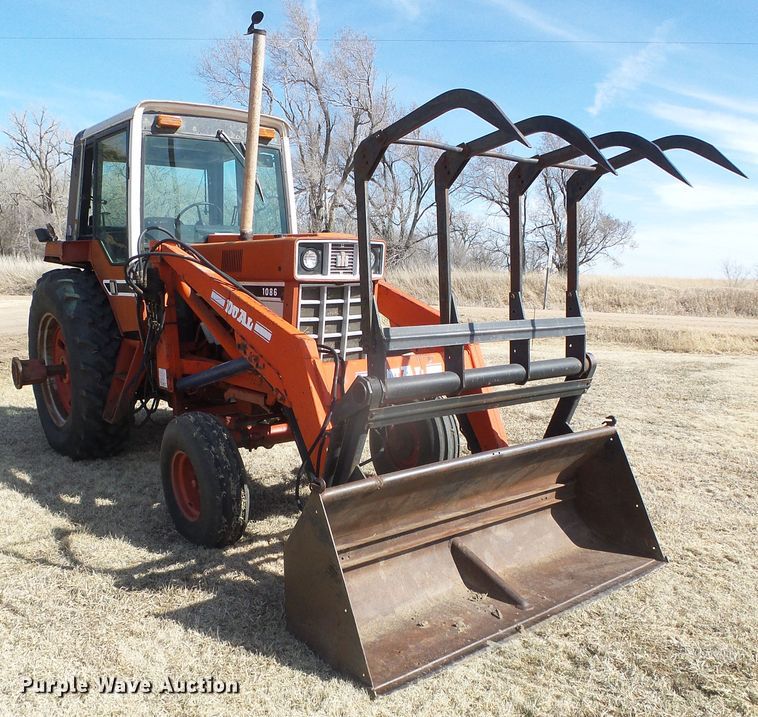 image for item DH4813 1977 International 1086 tractor