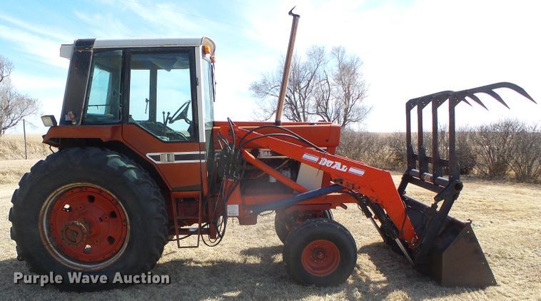 image for item DH4813 1977 International 1086 tractor