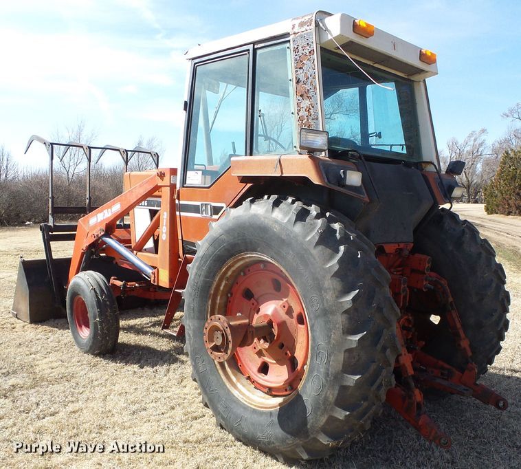 image for item DH4813 1977 International 1086 tractor