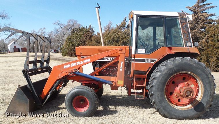 image for item DH4813 1977 International 1086 tractor