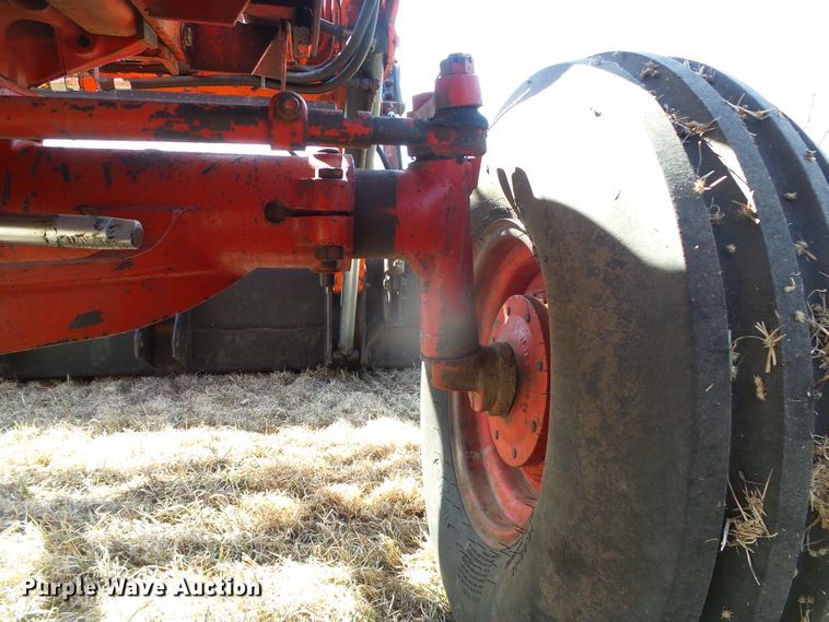 image for item DH4813 1977 International 1086 tractor